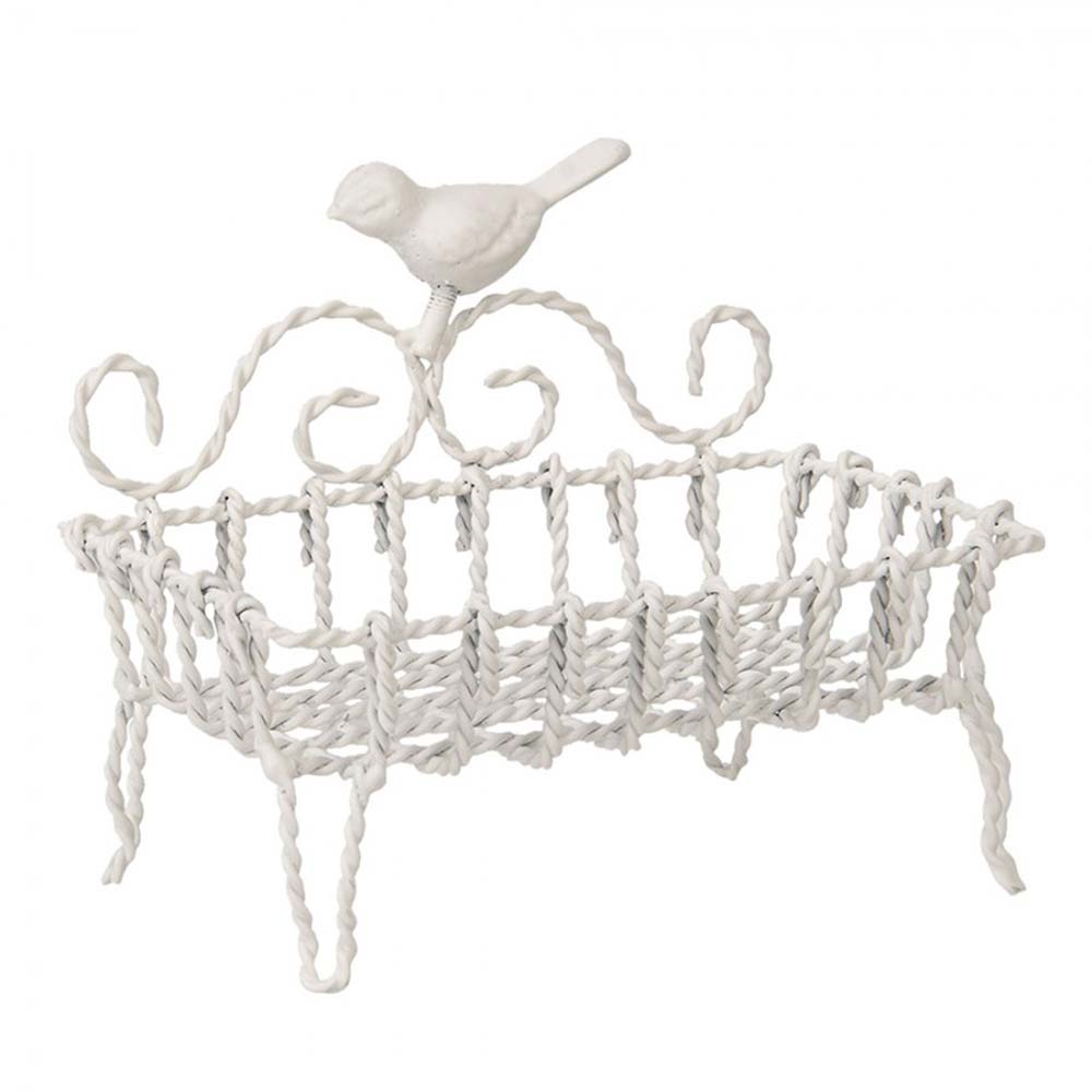 Ein weißer Drahtkorb mit einer Clayre & Eef - Seifenschale Shabby Chic Vogel Antique darauf.