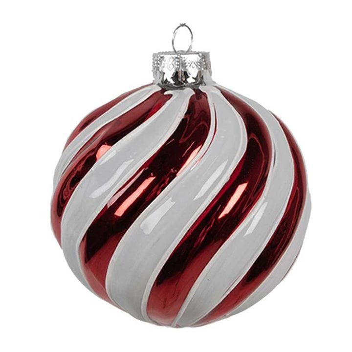 Die Clayre &amp; Eef - Weihnachtskugel Rot Weiß ist ein kugelförmiges Weihnachtsornament mit roten und weißen diagonalen Streifen, komplett mit einer silbernen Spitze zum Aufhängen.