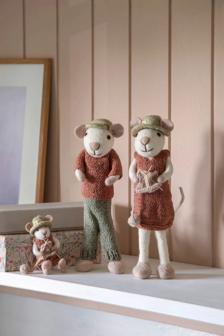 Gry &amp; Sif - Große weiße Maus mit Hut, rotem Kleid &amp; Strickzeug