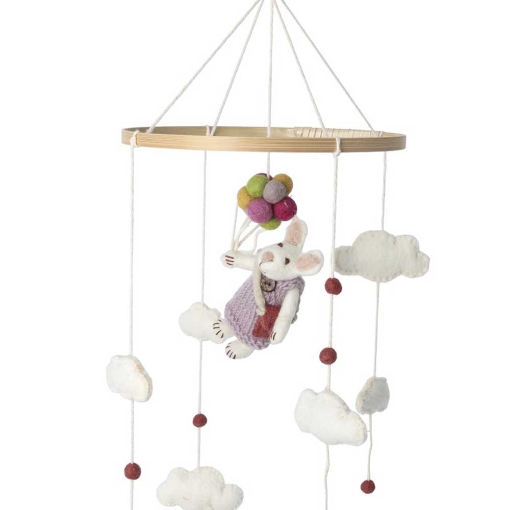 Ein Baby-Mobile „Hase Mädchen mit Luftballons“ von Gry &amp; Sif zeigt einen Stoffhasen, der bunte Luftballons hält und zwischen weichen weißen Wolken schwebt.