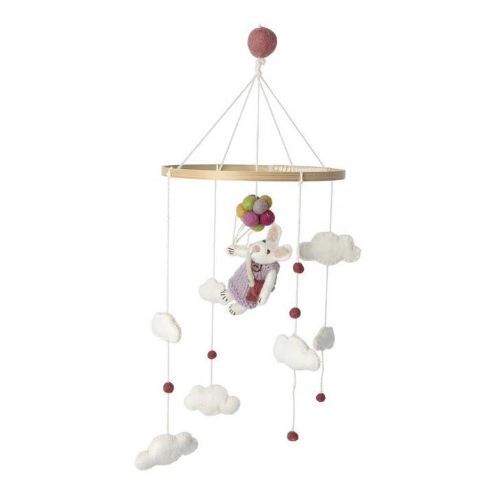 Ein hängendes Baby-Mobile mit einem kleinen Kaninchen, das bunte Luftballons hält und von weißen Wolken umgeben ist. Das Gry &amp; Sif - Baby Mobile Hase Mädchen mit Luftballons hängt an einem Holzring.