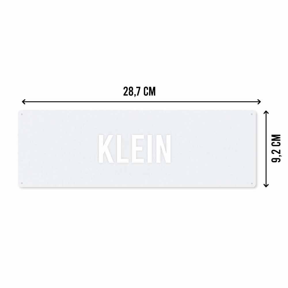 Rechteckiges Schild mit der Aufschrift „Interluxe Metallschild – Glückskind“, Maße beschriftet mit 28,7cm Breite und 9,2cm Höhe.