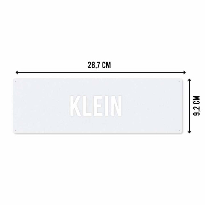 Weißes, rechteckiges Schild mit den Maßen 28,7 cm x 9,2 cm mit den Worten „Interluxe Metallschild – Mr. &amp; Mrs. Hochzeit“ in fetten Großbuchstaben in der Mitte.