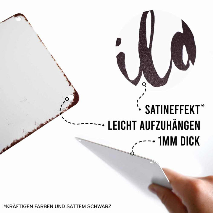 Eine Person hält ein Interluxe Metallschild – Mr. &amp; Mrs. Hochzeit mit abgerundeten Ecken und Löchern an den Rändern. Der Text hebt den Satineffekt, die einfache Aufhängung und die 1 mm Dicke mit kräftigen Farben und tiefem Schwarz hervor.
