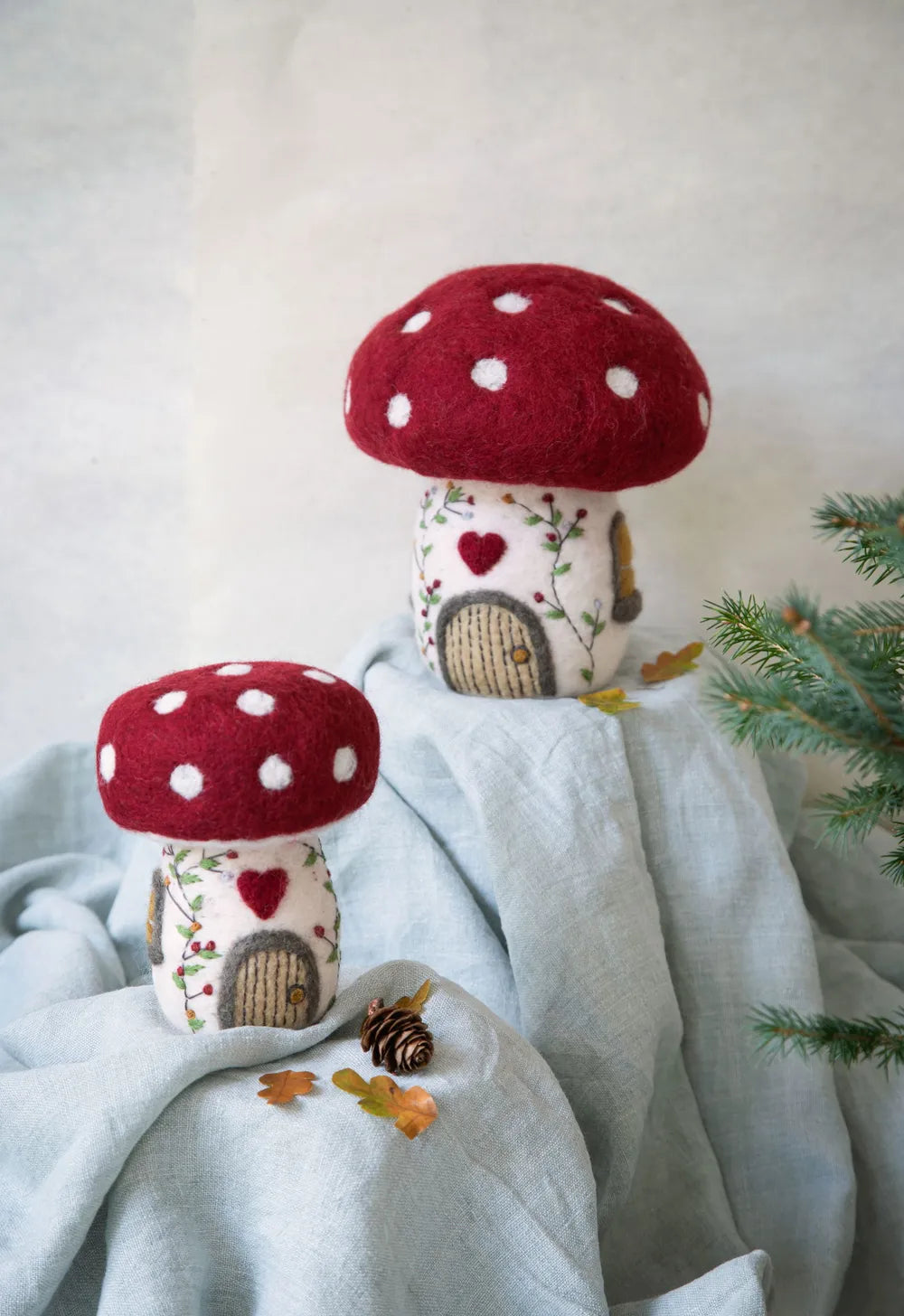 Gry & Sif - Pilzhaus Filz mit Stickerei red Groß